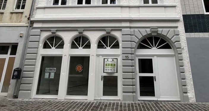 Reale Bestandsfassade am Steinweg 15. Der geplante Studiobereich liegt hinter den drei kleineren Rundbögen.